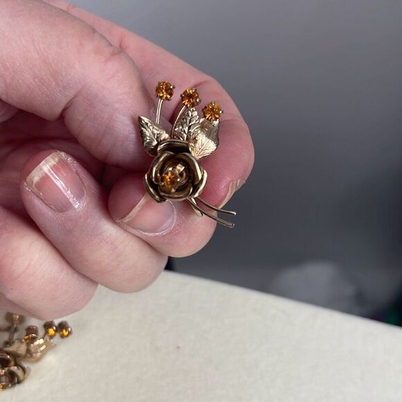 Vintage flower sprays climber earrings. Gold plated amber glass. - Picture 6 of 8